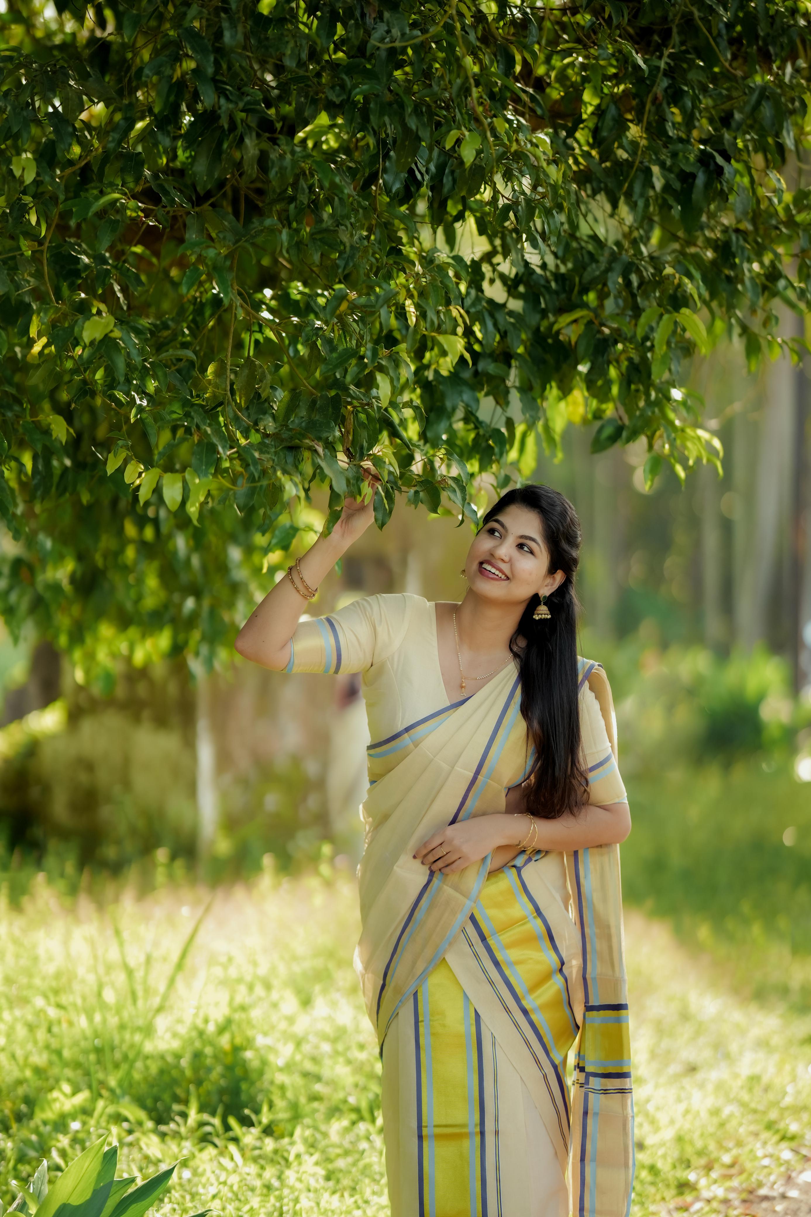 Nilambari : Premium Handloom Replica Tissue Set Mundu