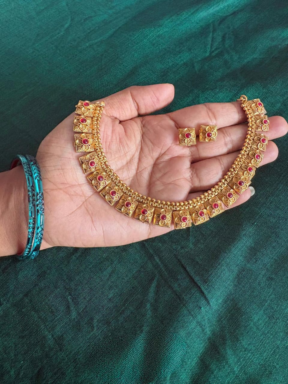 Pavizha necklace