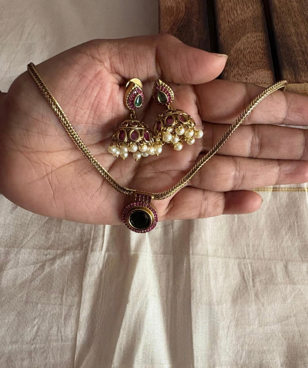 Green pendant necklace